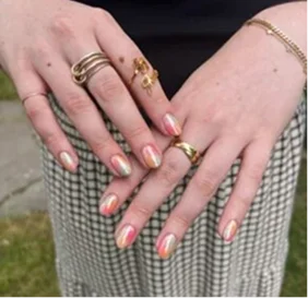 Delicate floral details transform this manicure into a graceful design inspired by natural beauty and timeless elegance.